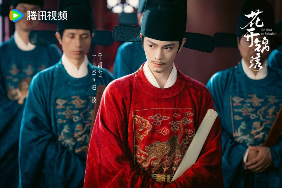 Zhao Ling as an official in a still from The Road to Splendor played by Ding Yu Xi