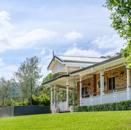 Professionally repainted Queenslander home exterior in Brisbane by Neilsen’s Painting