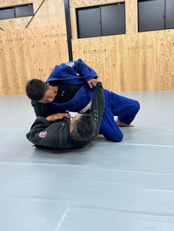 リベルラのブラジリアン柔術クラスでのテクニック指導の様子。