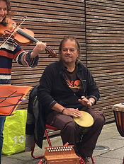 Bruno Camy ( percussions, chant et animation)