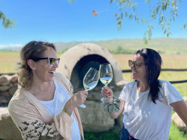 Brindis de amigas disfrutando el almuerzo en La Carrera