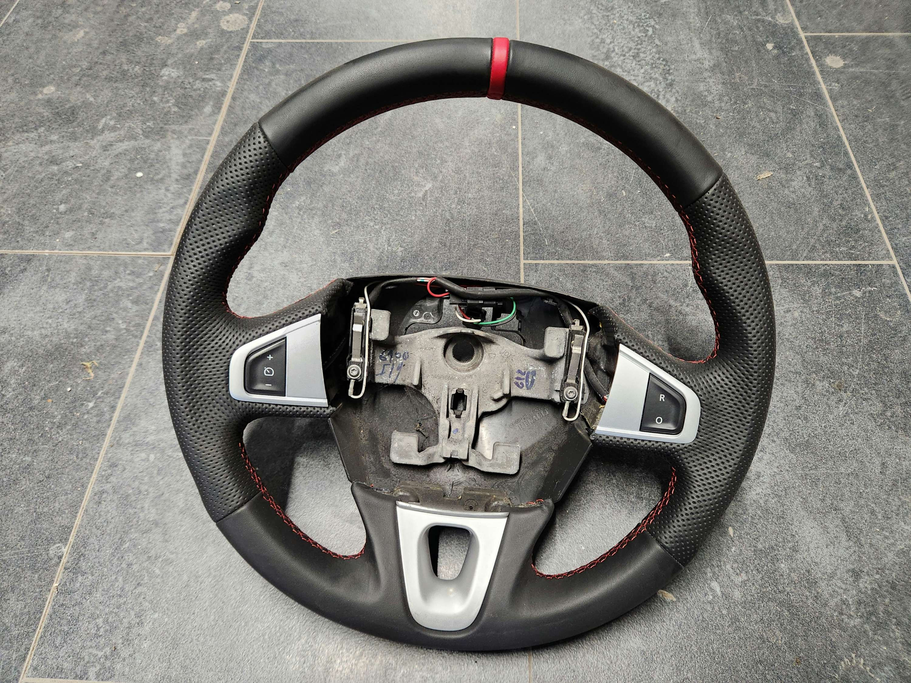 Stuurwiel Megane 3 RS. Opnieuw bekleed met leder en rood stiksel! 609581499