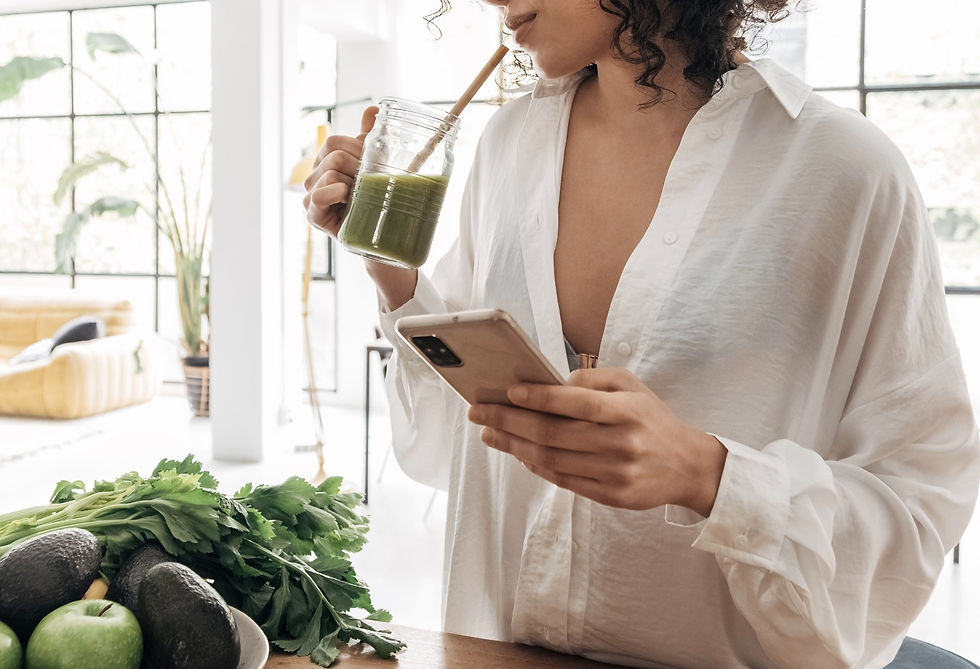 frau gesund vegan smoothie