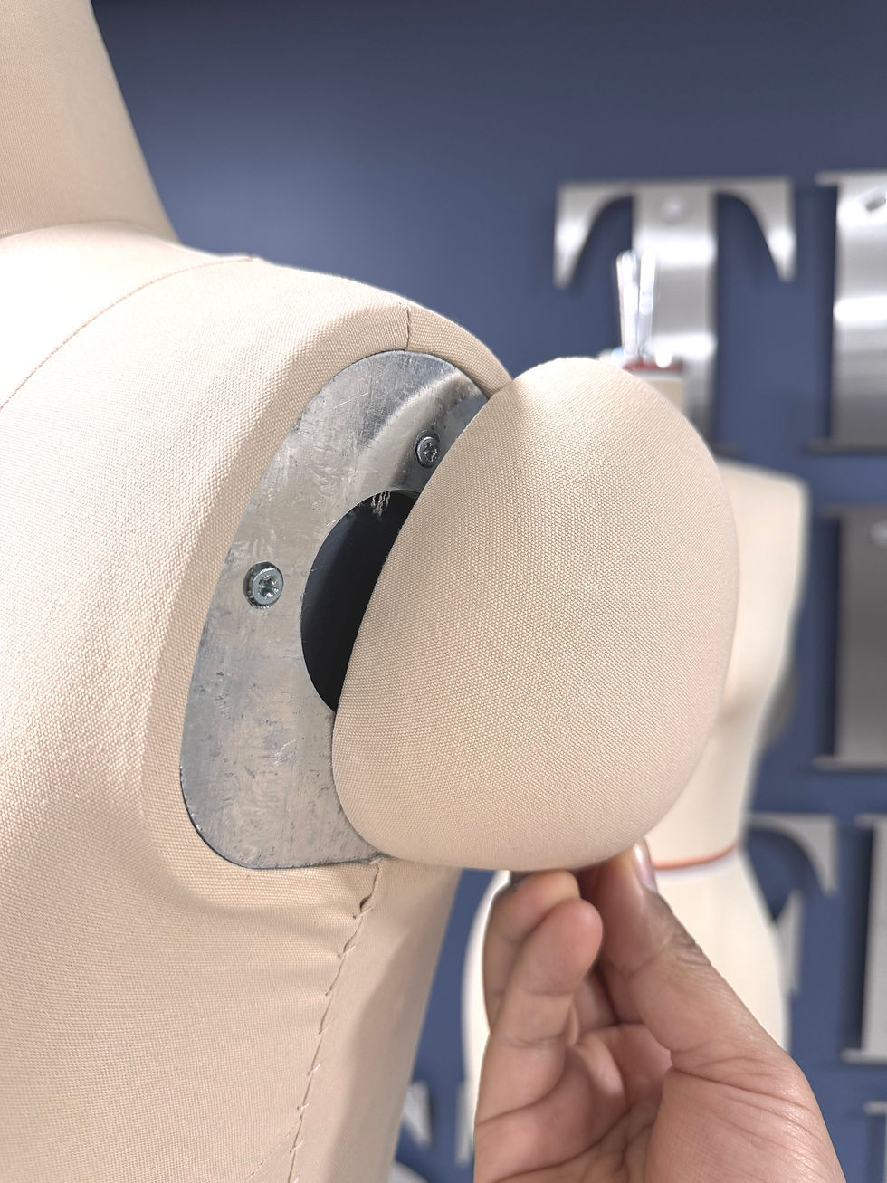 Miniatura: Detalle de hombro desmontable de maniquí talla 12