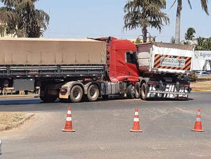 Lucas do Rio Verde : Colisão entre carretas deixa trânsito caótico no entroncamento da Avenida Goiás