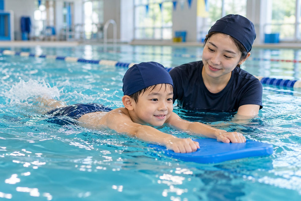 孩子抱浮板打水,鍛鍊全身肌群