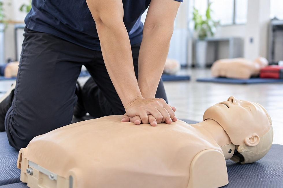 在 CPR 訓練假人上練習胸外按壓的手部位置