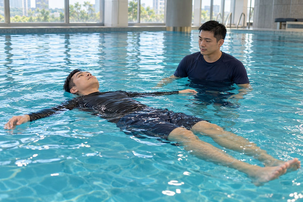 成人學員在深水區練習仰漂休息,教練在旁看顧