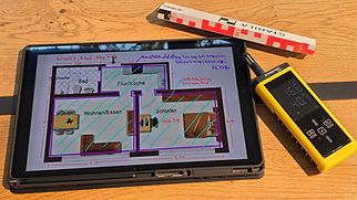 Wir erstellen präzise Schimmelgutachten mithilfe digitaler Baupläne und Messtechnik. Als Schimmelgutachter analysieren wir Feuchtigkeit und Belastung in jedem Raum.