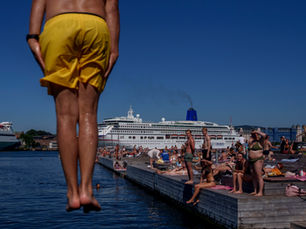 Å bli solbrent mens man bader eller driver annen vannsport er også en gjenganger blant dem som blir solbrent. Foto: Javad Parsa / NTB