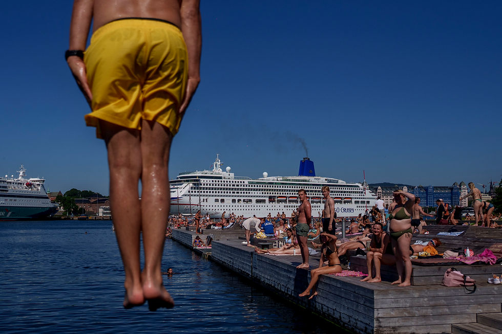 Å bli solbrent mens man bader eller driver annen vannsport er også en gjenganger blant dem som blir solbrent. Foto: Javad Parsa / NTB