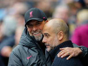 Jürgen Klopp og Pep Guardiola avbildet i 2023 før en ligakamp mellom Liverpool og Manchester City. Foto: Jon Super / AP / NTB