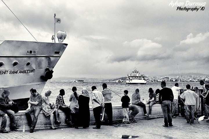 Fotoğrafa konan isim; OBJEKTİFE BAKMAYANLAR