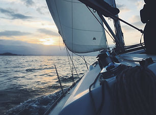 Voilier au coucher du soleil