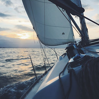 Voilier au coucher du soleil