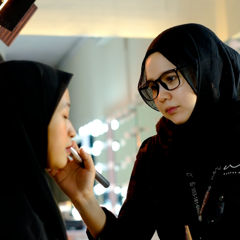 Kak Ney sedang makeup