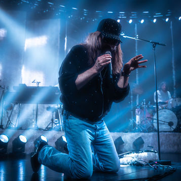 La scène de la Carto est devenue mi-moumoute, mi-miroir pour accueillir Sébastien Tellier, ce dandy-yéti venu célébrer son dernier album Kiss the Beast.