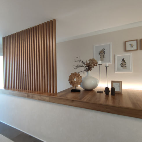 Modernes Raumdesign mit Holz und Dekoration