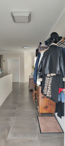 Modeaccessoires und Kleidung im Flur