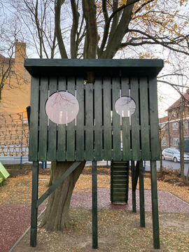Main tree house Front - Larch and polycarbonate
