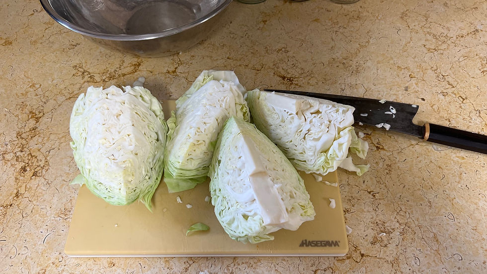 ראש כרוב חתוך ל4 רבעים, ללא השורש