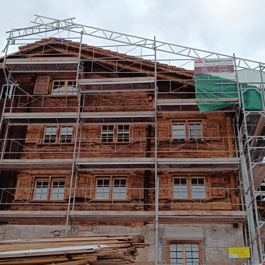 Traditionelles Holzhaus mit Baugerüst für umfangreiche Sanierungsarbeiten.