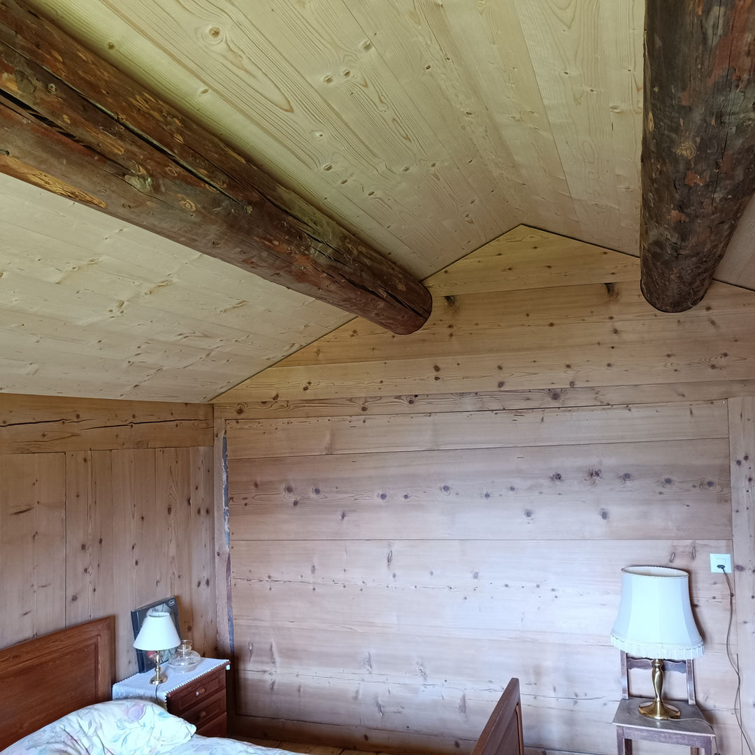 Möbliertes Dachzimmer mit Beleuchtung und Dachschrägen
