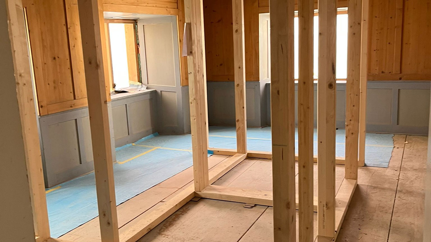 Holzrahmen vorübergehend in einem Raum errichtet, für den Zimmereibetrieb.