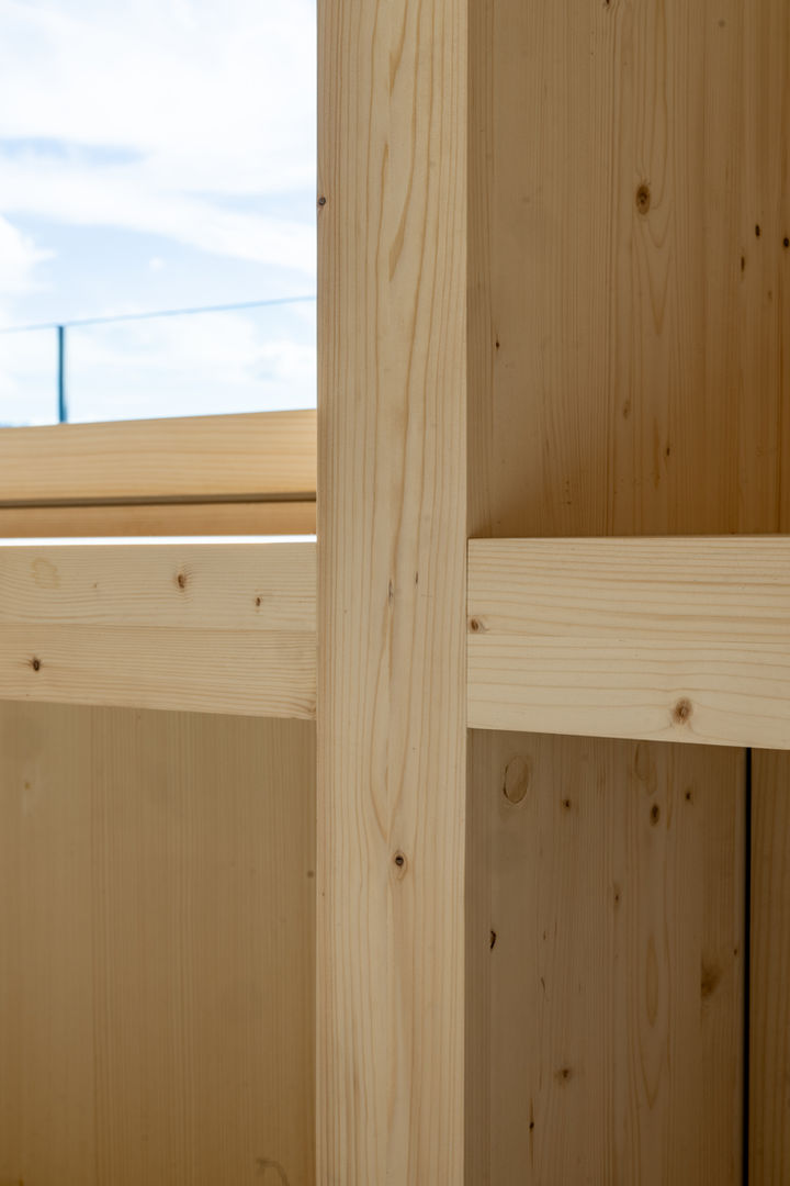 Nahaufnahme einer stabilen Holzpfosten-Konstruktion im Innenbereich.