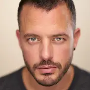 Nathaniel médium astrologue expert en arts divinatoires et accompagnement spirituel