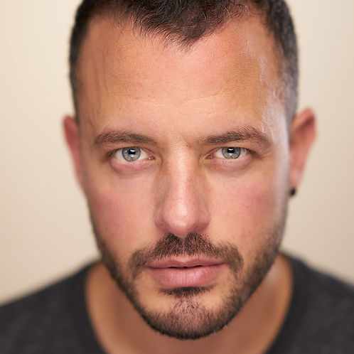 Nathaniel médium astrologue expert en arts divinatoires et accompagnement spirituel