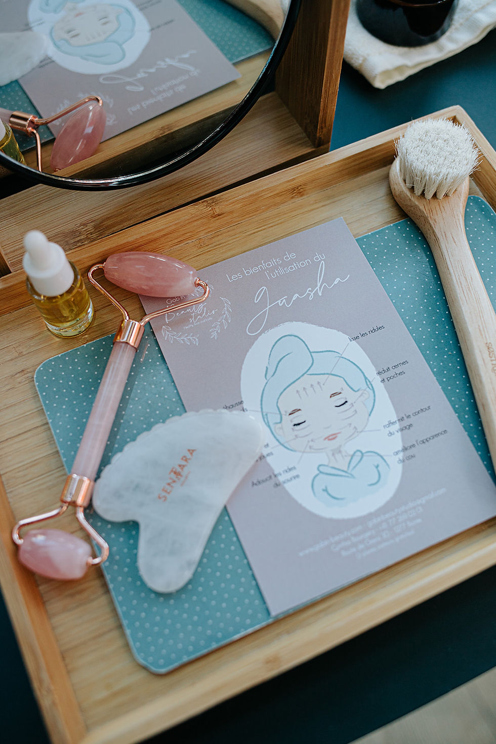 Cynthia Bourgery, facialiste à Nyon, enseigne les bienfaits de l’automassage et du face yoga pour femmes de +40 ans.