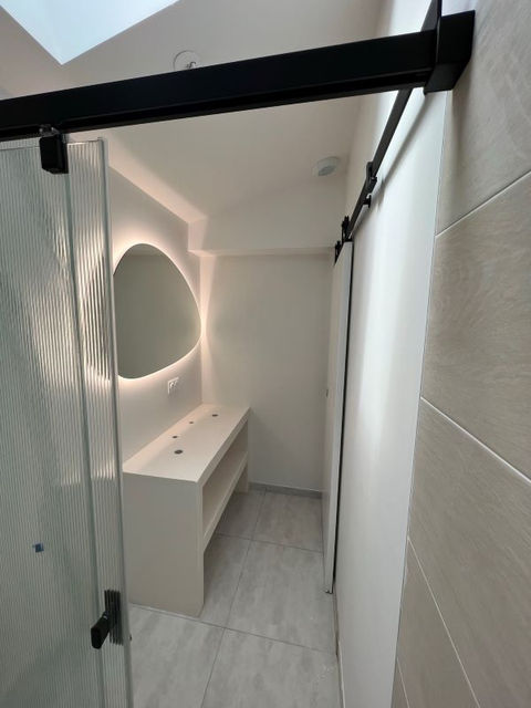 Salle de bains avec un meuble en placo hydrofuge Projet Renov