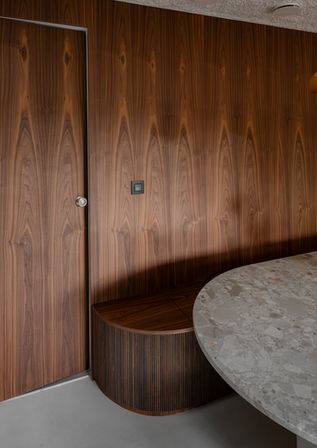 Detail van houten maatwerk in het interieur.