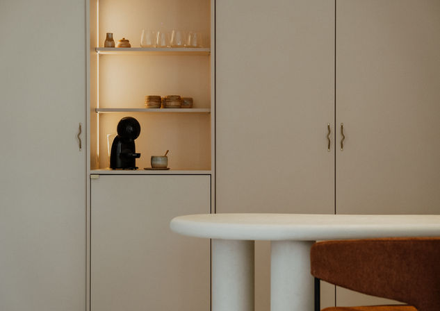 Maatwerkkasten en open nissen in het interieur van Lenny