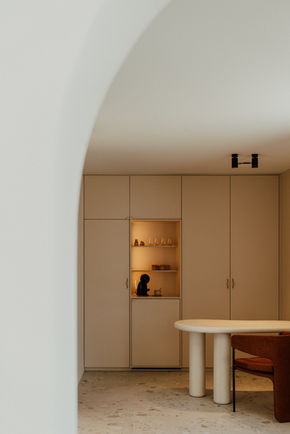 Interieur schoonheidssalon met houten maatwerk, lichte muren en een verfijnde inrichting.