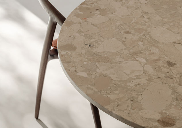 Detail van tafel, stoel en natuurlijke materialen.