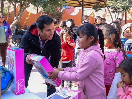 EL MATADOR FRANCISCO MARTÍNEZ LLEVA SONRISAS A NIÑOS Y NIÑAS