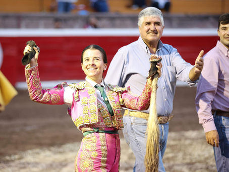 Miriam Cabas, tres orejas y rabo en San Miguel El Alto