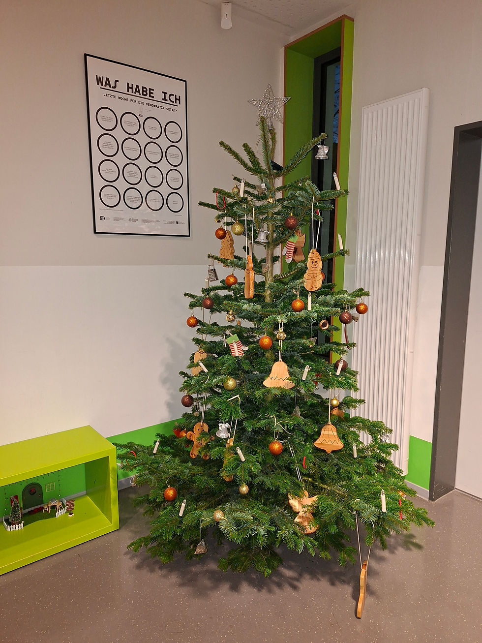 Aber auch an unser Weihnachtsbaum blieb nicht verschont. Habt ihr schon entdeckt was hier nicht an den Baum gehört? (c) Young People