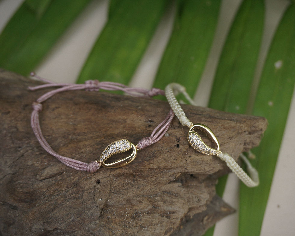 Thumbnail: Cowrie Shell Bracelet 18k gold plated - THE OCEAN PROJECT