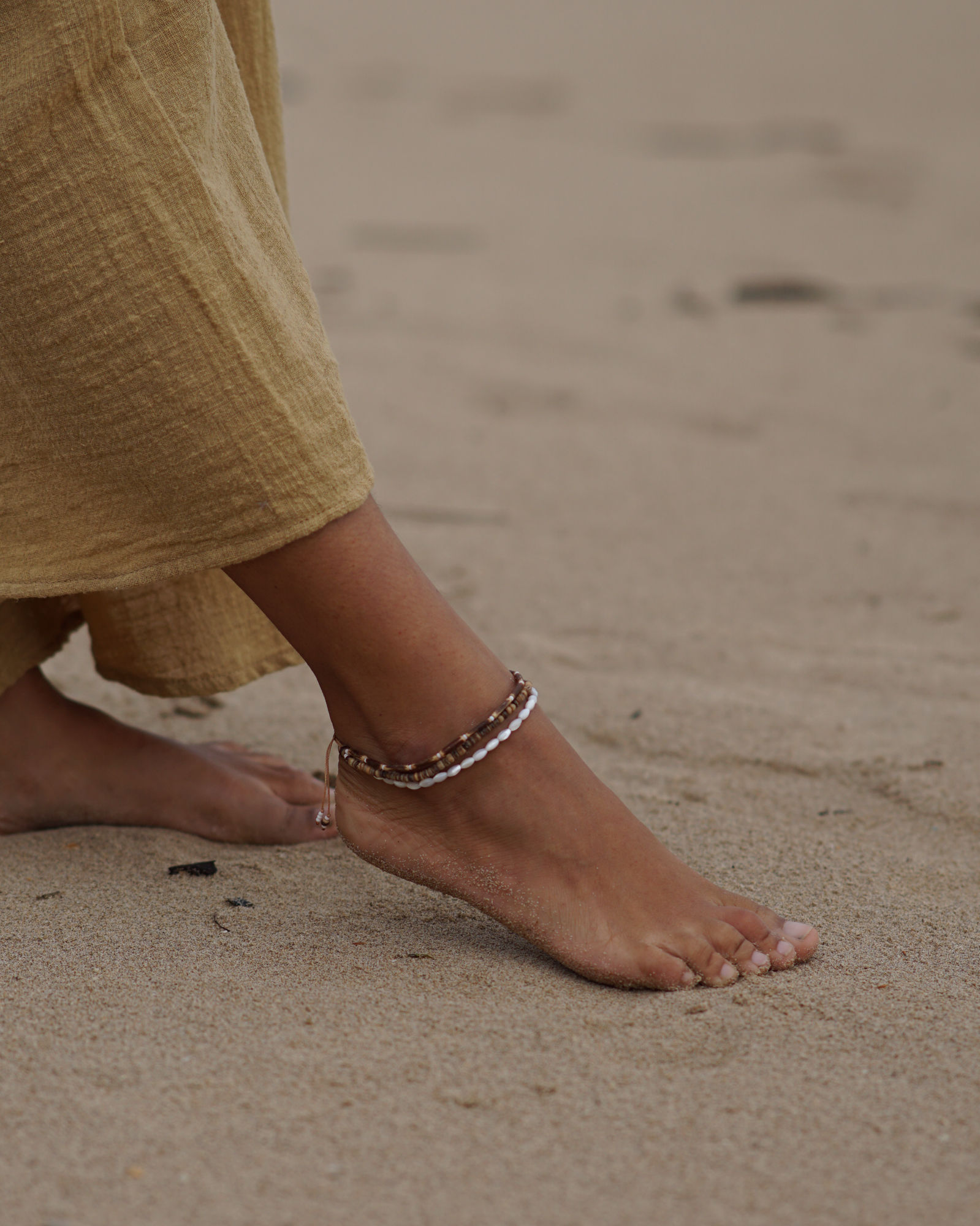 Cove anklet with shell and coconut beads