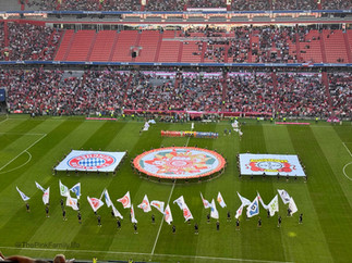 Saisonauftakt mit Fahnen.