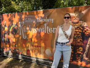 Ich am Eingang zu den Kürbiswelten in Kaltenberg