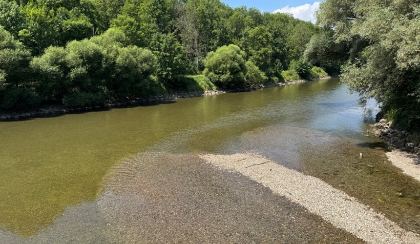 Kiesbett im Fluss.