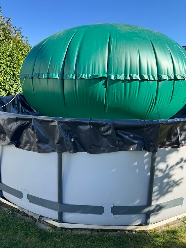 Luftkissen ist platziert im Pool