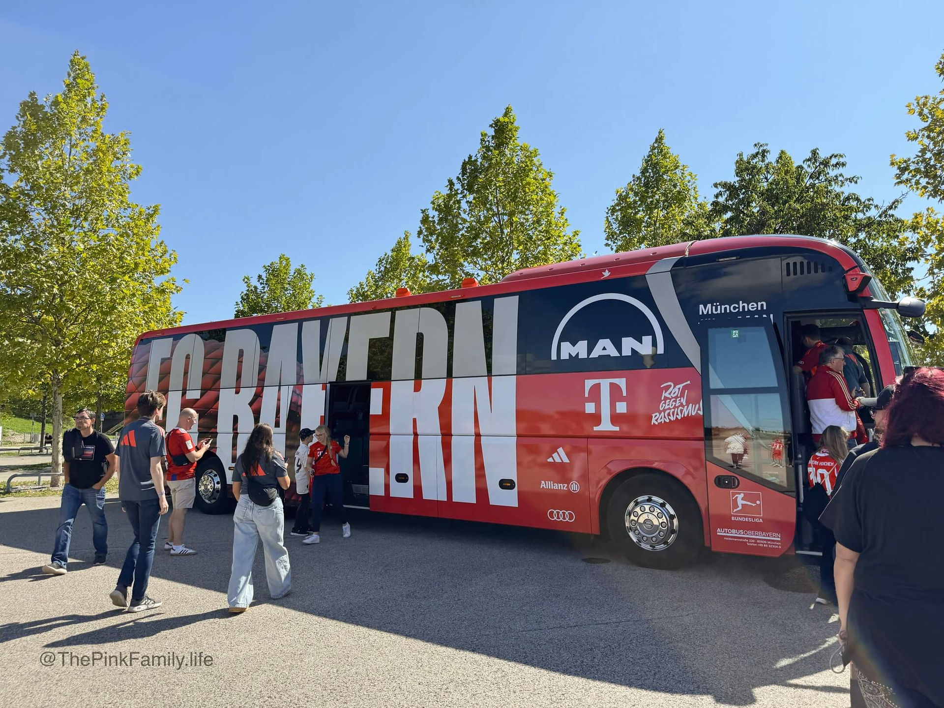 FC Bayern Mannschaftsbus bestaunen.