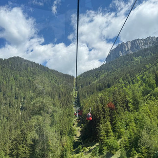 auf nach oben mit der Gondel zur Steinplatte