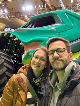 Hubby und ich vor einem Monster-Truck