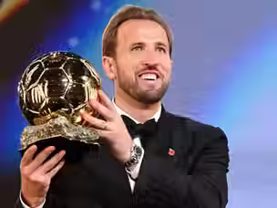 Pallone d’Oro, trionfa Kane: 73 gol e una notte da re. Ma scoppia il caso dei mancati applausi